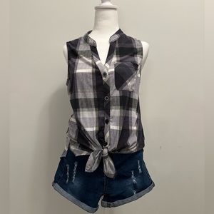 Women’s Plaid sleeveless shirt.